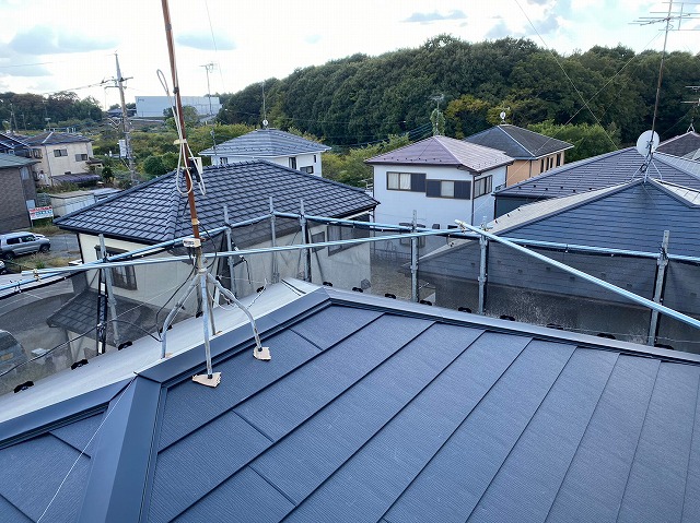 スレート屋根から横暖ルーフを使った屋根カバー工事を行いました！川口市屋根カバー工事　横暖ルーフαｓ　ニチハ　センタールーフ　スレートボロボロ　ガルバリウム鋼板　